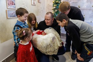 В Витебске поздравили матерей и их малышей, родившихся в первую минуту Нового года