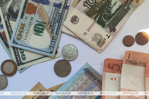 Доллар и юань подорожали, российский рубль подешевел на торгах 15 июля