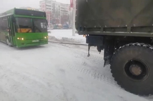 Военнослужащие войсковой части 5524 помогают Витебску, эвакуируя машины и транспорт