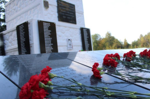 Новые памятные мемориальные плиты установлены на обелиске погибшим воинам в деревне Осиновка Витебского района