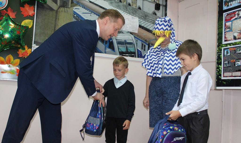Глава администрации Железнодорожного района поздравил первоклассников СШ № 9, которые воспитываются в опекунских семьях