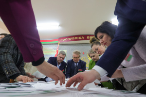 На участках для голосования идет подсчет голосов. Фоторепортаж с избирательного участка № 47 Первомайского района