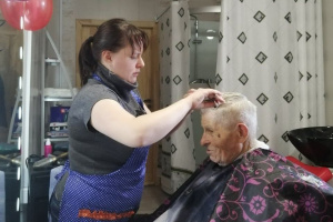 Первых посетителей на днях приняла социальная парикмахерская в городском поселке Сураж