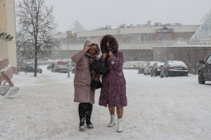 "Согласитесь, зима должна быть именно такой": витебчане и иностранцы поделились впечатлениями от экстремального снегопада