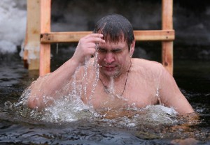 Окунуться в прорубь на Крещение в Беларуси можно в районе всех 66 спасательных станций ОСВОДа
