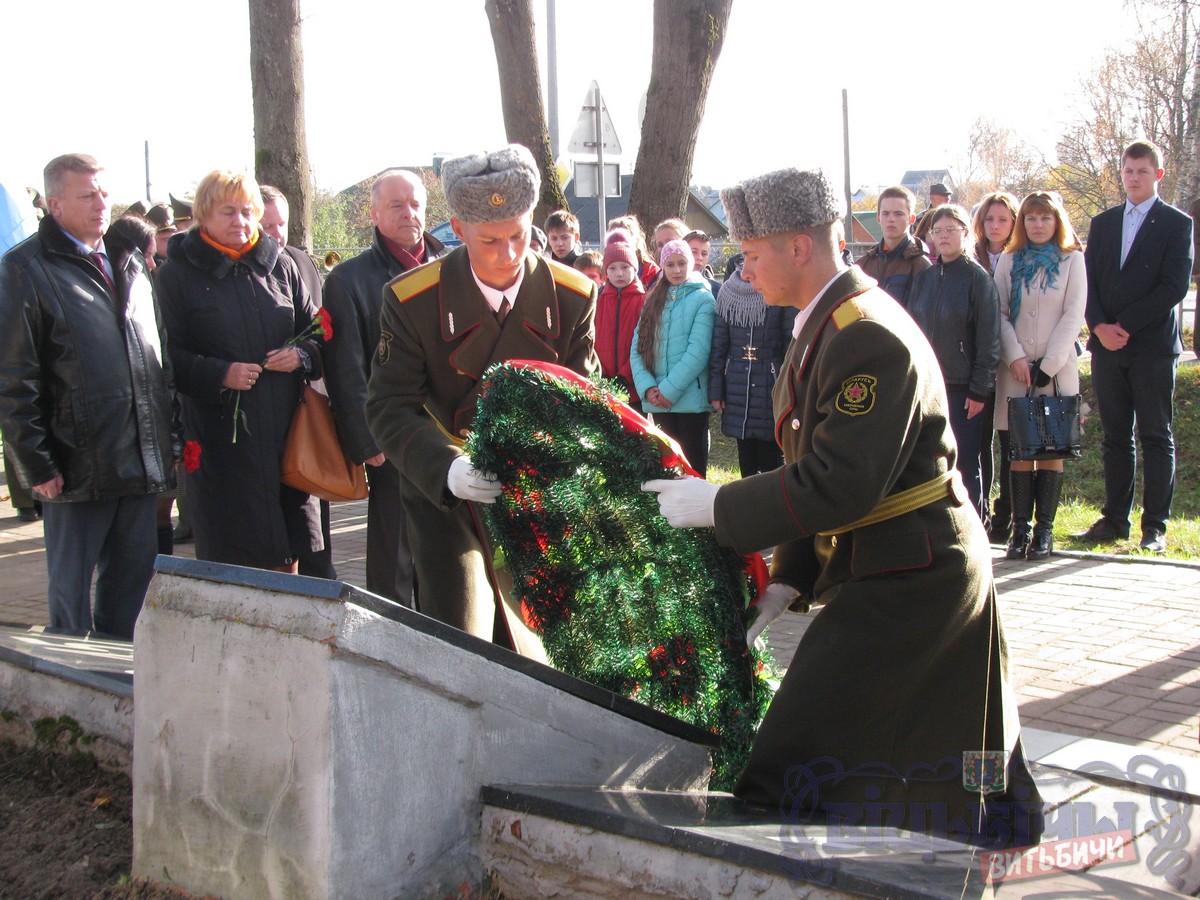 В агрогородке Вороны Витебского района прошла церемония передачи земли с  братской могилы для родственников лейтенанта Сергея Николаева