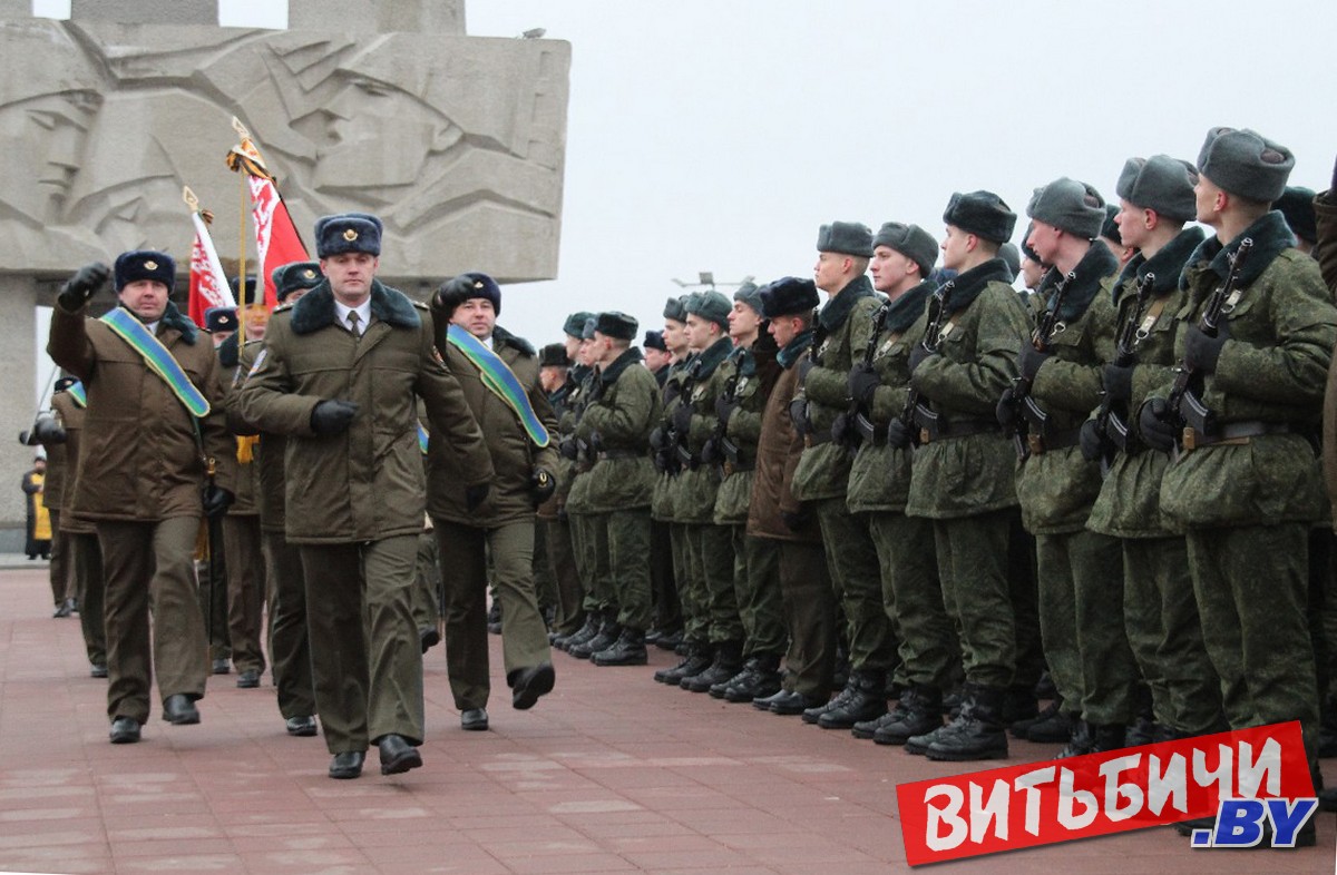 Около 600 новобранцев 103-й отдельной гвардейской воздушно-десантной бригады  приняли присягу на площади Победы в Витебске